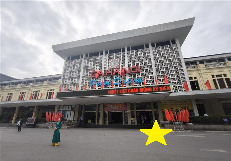 ハノイ駅(120 LE DUAN, HOAN KIEM, HANOI) 正面玄関前 ご集合